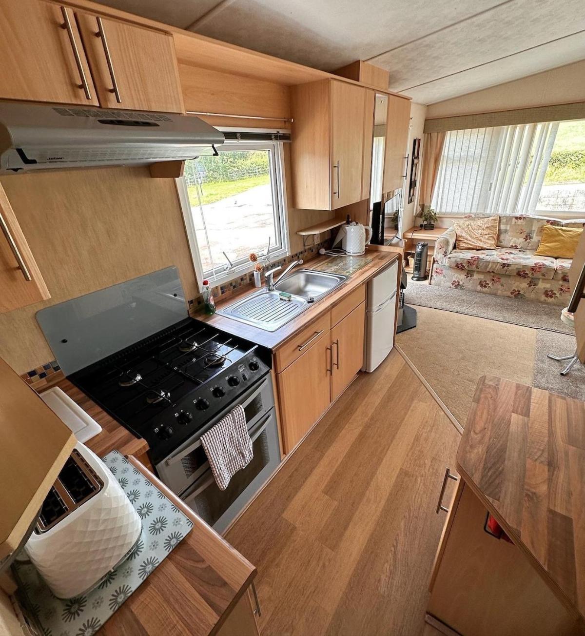 4-Bedroom Cosalt Caravan In Uddingston, Glasgow Exterior photo