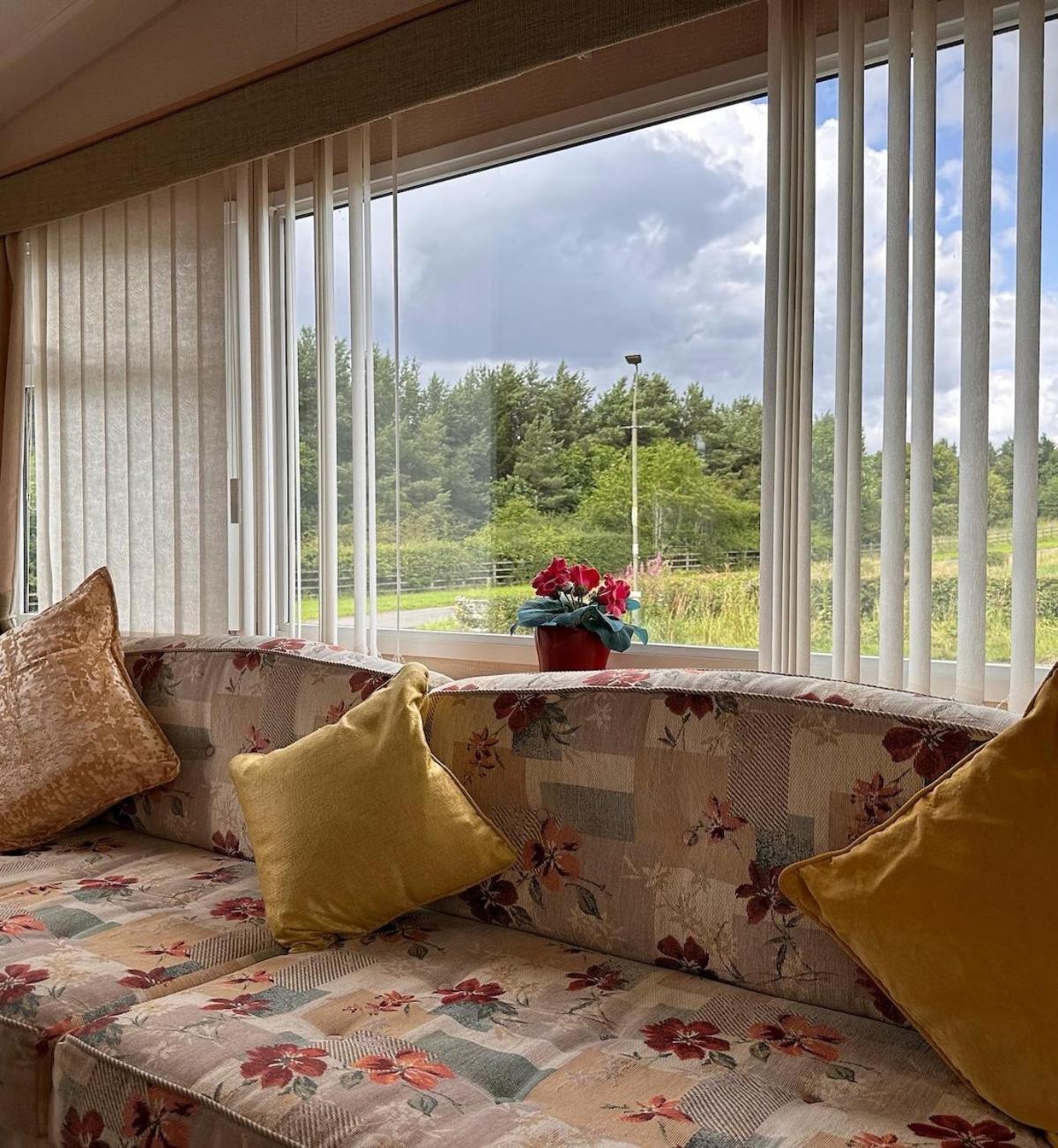 4-Bedroom Cosalt Caravan In Uddingston, Glasgow Exterior photo